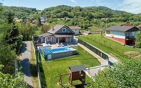 Cvetkova Hiza Sa Jacuzzijem